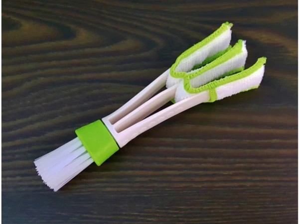 Brosse en microfibre pour nettoyer les grilles