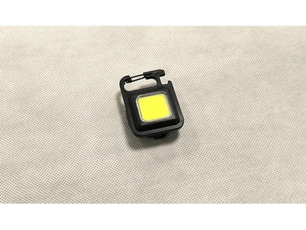 Keychain lamp with carabiner